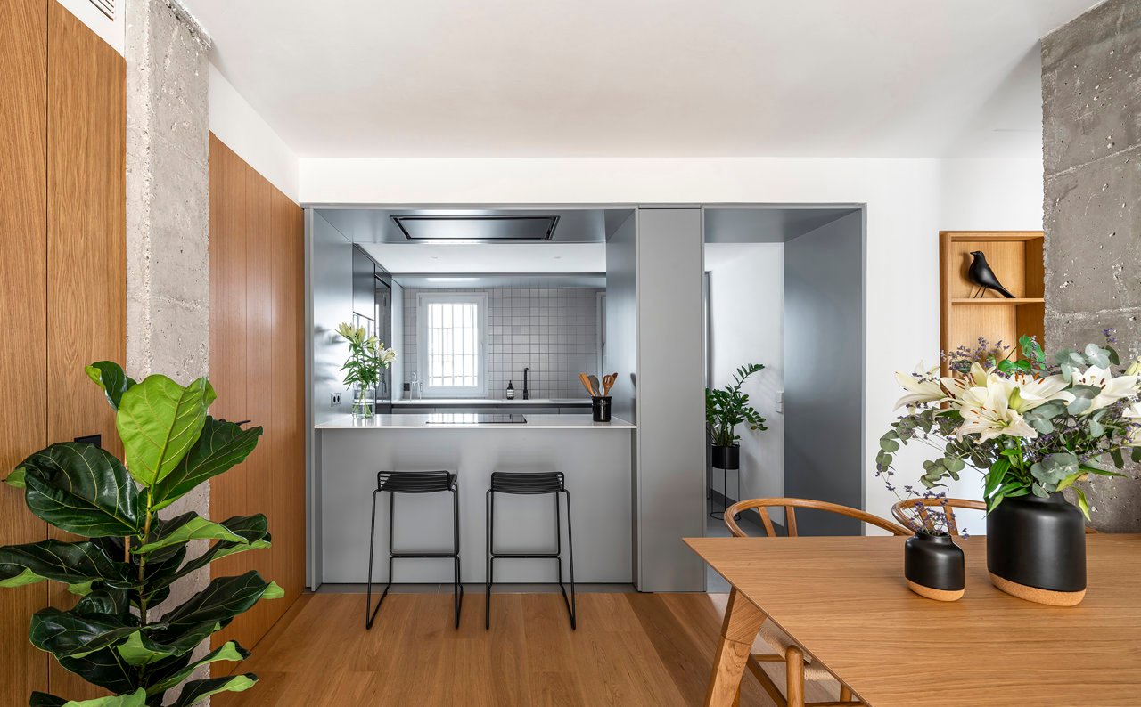 Reforma integral de piso moderno en Salamanca — salón con cocina abierta